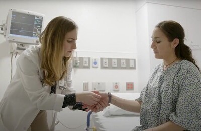 Кодирование Аквилонг в Назрани Врач держит пациентку за руку