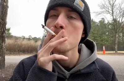 Лечение зависимости от табакокурения в Назрани Мужчина с сигаретой делает затяжку