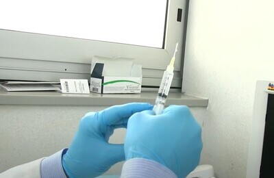 Проведение кодирования Вивитролом в Назрани Шприц с Вивитролом в руках у врача